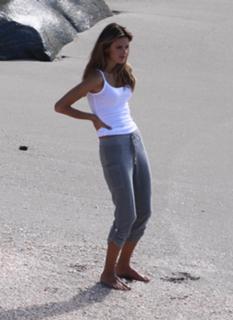 Alessandra Ambrosio feet photo thumbnail