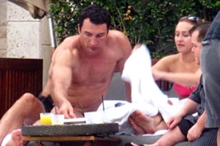 Hayden Panettiere feet photo thumbnail