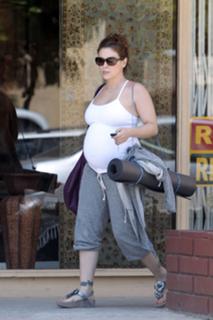 Alyssa Milano feet photo thumbnail