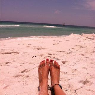 Emily Osment feet photo thumbnail