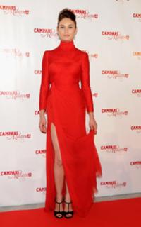 Olga Kurylenko feet photo thumbnail