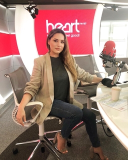 Kelly Brook feet photo thumbnail