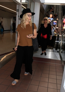 Jennie Garth feet photo thumbnail