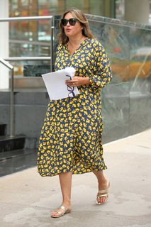 Mariska Hargitay feet photo thumbnail
