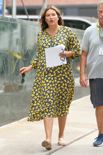 Mariska Hargitay feet photo thumbnail