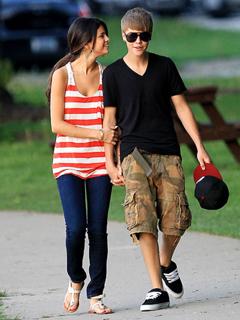 Selena Gomez feet photo thumbnail