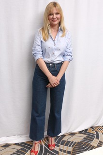 Kirsten Dunst feet photo thumbnail