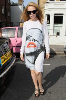 Kylie Minogue feet photo thumbnail