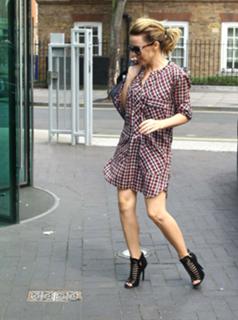 Kylie Minogue feet photo thumbnail