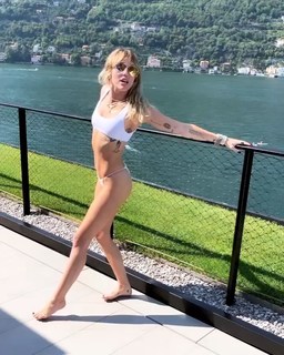 Miley Cyrus feet photo thumbnail