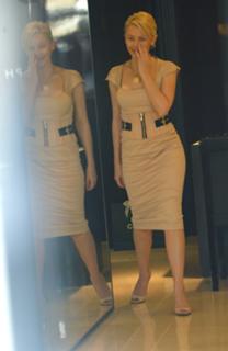 Kylie Minogue feet photo thumbnail