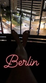 Anya Taylor-Joy feet photo thumbnail