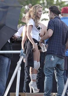 Kylie Minogue feet photo thumbnail