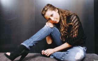 Ashley Tisdale feet photo thumbnail