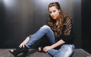 Ashley Tisdale feet photo thumbnail