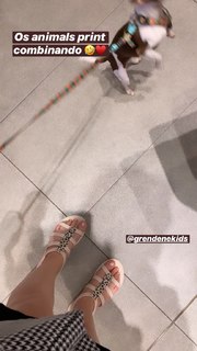 Larissa Manoela feet photo thumbnail
