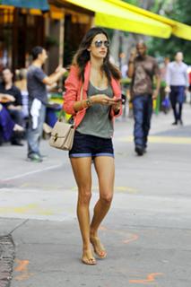 Alessandra Ambrosio feet photo thumbnail