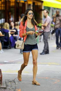 Alessandra Ambrosio feet photo thumbnail
