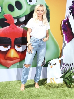 Dove Cameron feet photo thumbnail