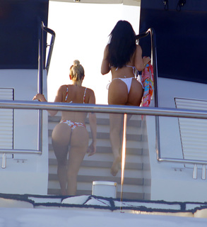 Kylie Jenner feet photo thumbnail