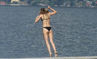 Miley Cyrus feet photo thumbnail