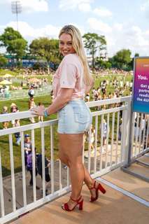 Iskra Lawrence feet photo thumbnail