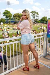Iskra Lawrence feet photo thumbnail