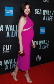 Anne Hathaway feet photo thumbnail