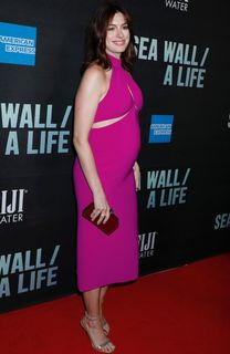 Anne Hathaway feet photo thumbnail