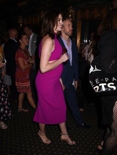 Anne Hathaway feet photo thumbnail