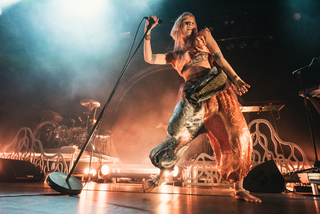 Aurora Aksnes feet photo thumbnail