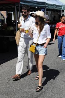 Elizabeth Olsen feet photo thumbnail