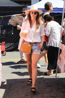 Elizabeth Olsen feet photo thumbnail