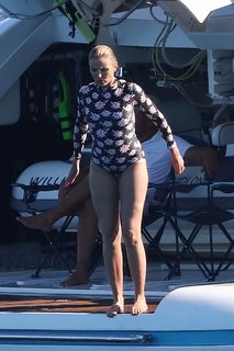 Cameron Diaz feet photo thumbnail