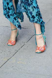 Amanda Seyfried feet photo thumbnail