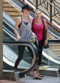 Charlize Theron feet photo thumbnail