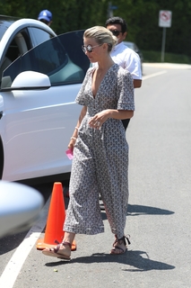 Julianne Hough feet photo thumbnail