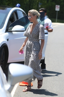 Julianne Hough feet photo thumbnail