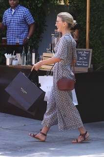 Julianne Hough feet photo thumbnail