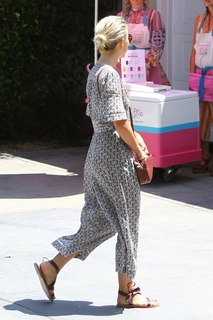 Julianne Hough feet photo thumbnail