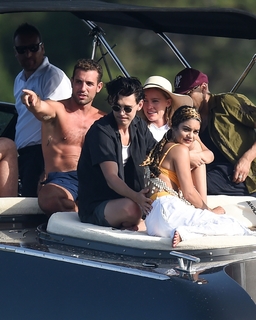 Vanessa Hudgens feet photo thumbnail