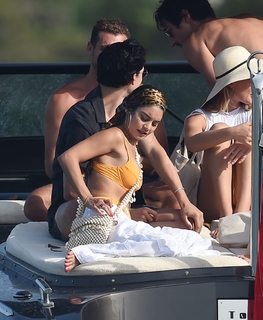 Vanessa Hudgens feet photo thumbnail