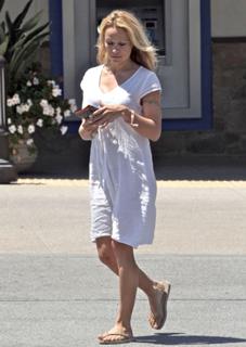Pamela Anderson feet photo thumbnail