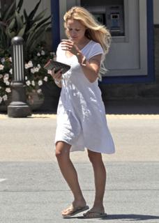 Pamela Anderson feet photo thumbnail
