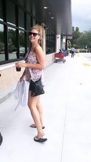 Daisy Fuentes feet photo thumbnail