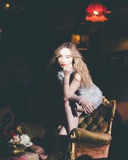 Sabrina Carpenter feet photo thumbnail