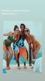 Shailene Woodley feet photo thumbnail