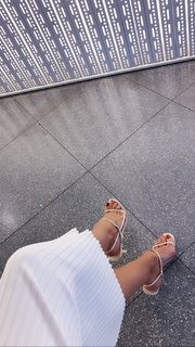 Rosie Huntington-Whiteley feet photo thumbnail