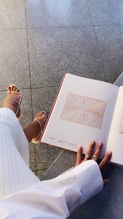 Rosie Huntington-Whiteley feet photo thumbnail
