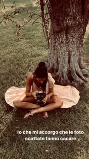 Valentina Vignali feet photo thumbnail